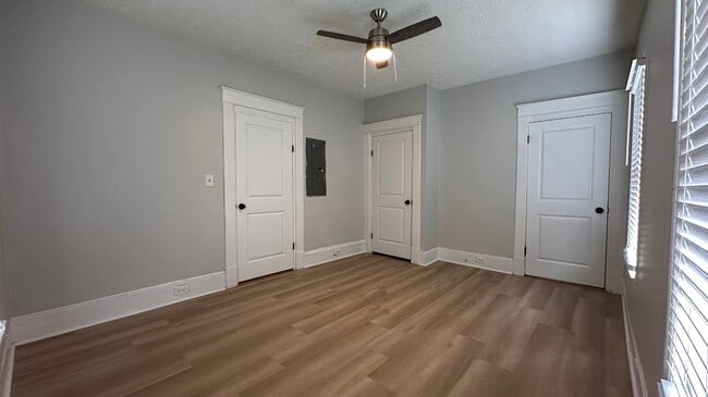 Building Photo - 3 bed 2 bath in Atlanta!