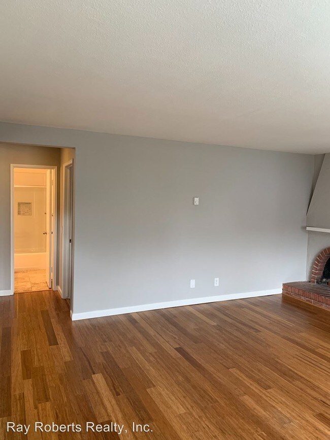 Building Photo - 3 br, 2 bath Apartment - 4200 PATRICE ROAD
