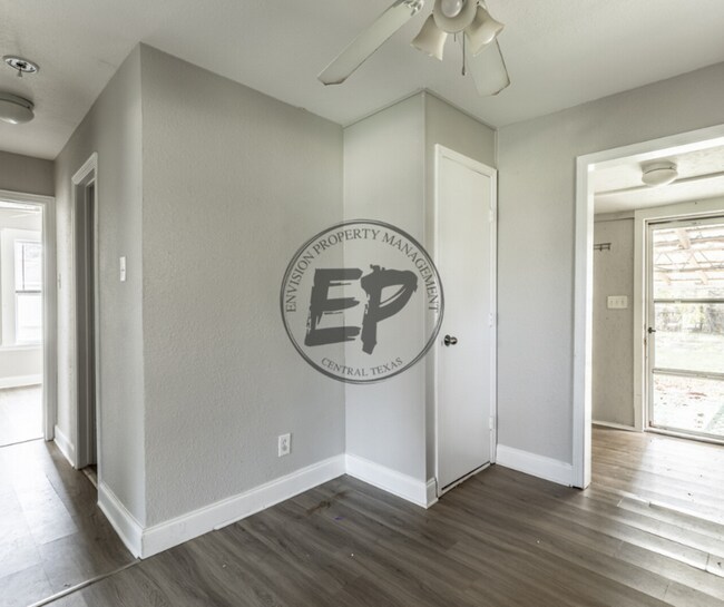 Building Photo - 911 E Craven Ave