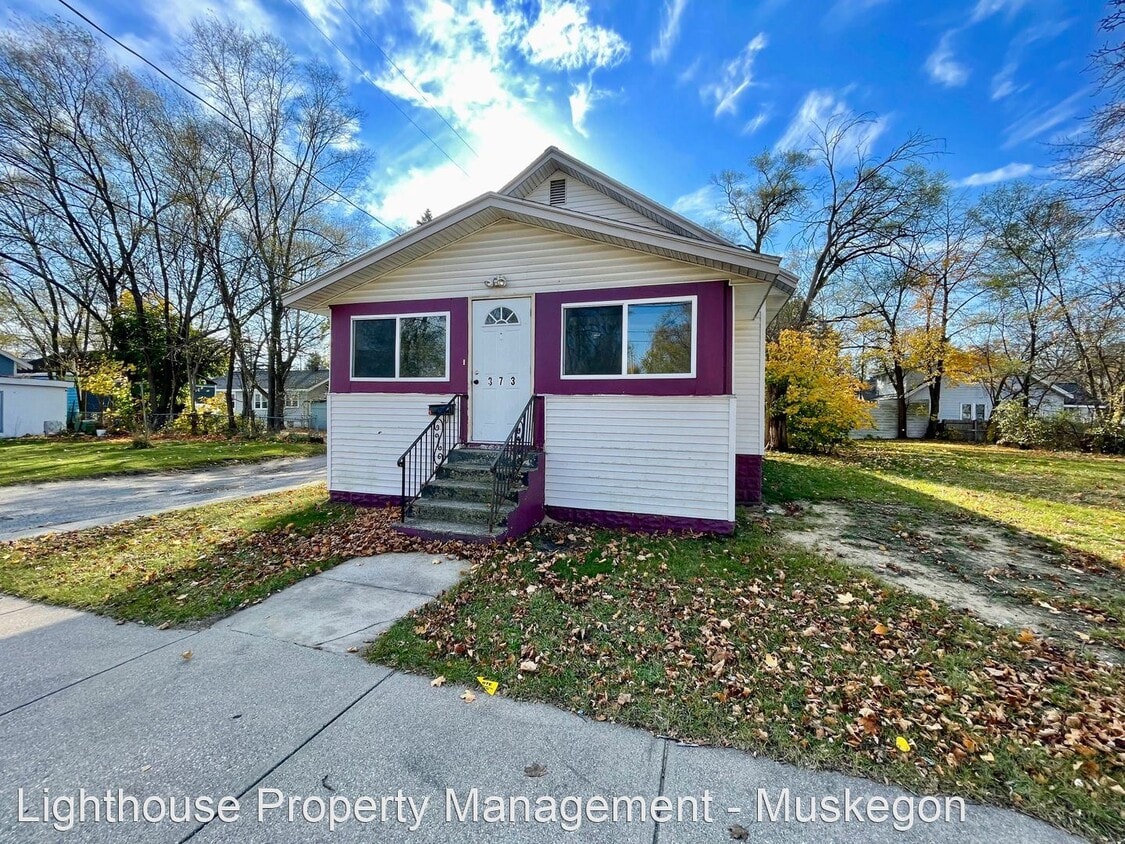 3 br, 1 bath House 373 E Holbrook Avenue House Rental in Muskegon