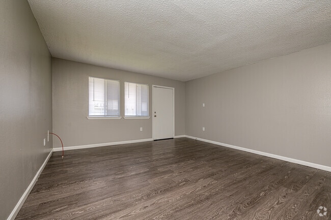 1BR, 1BA Townhouse - 887SF - Living Room - Veridian Apartment Homes