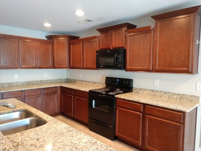 Building Photo - Three Bedroom in a Quaint Neighborhood