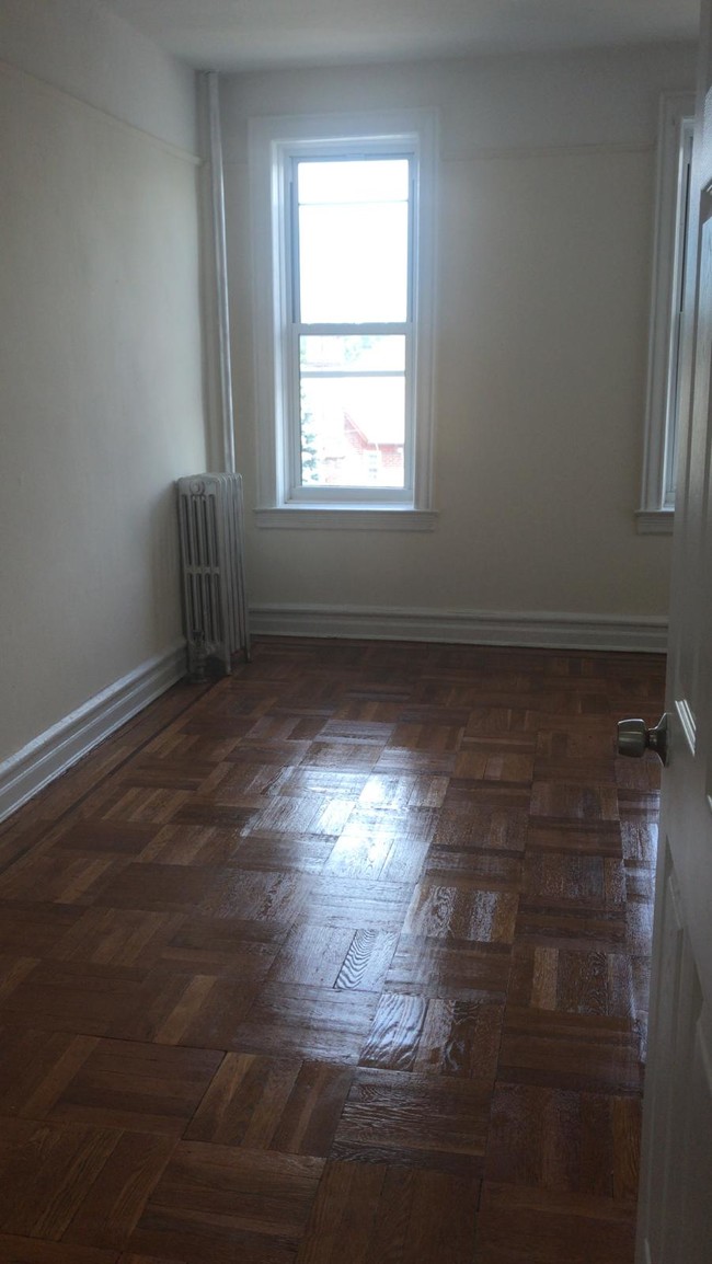 Building Photo - 121-6 109th Ave