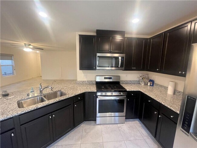 Building Photo - 3 bedroom Home in a gated community in the NW
