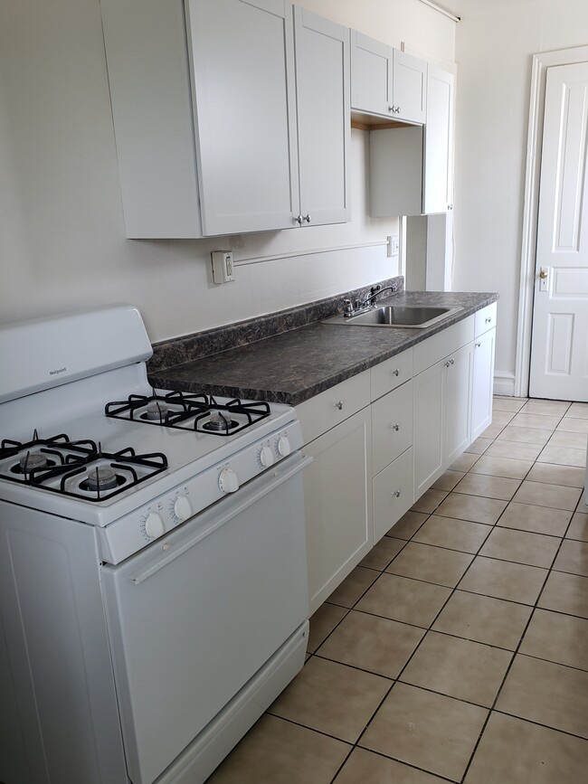 Kitchen - 1125 W Hamilton St