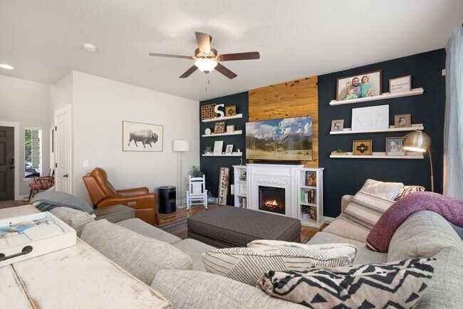 Building Photo - Stunning 5 Bed 3.5 Bath Home!