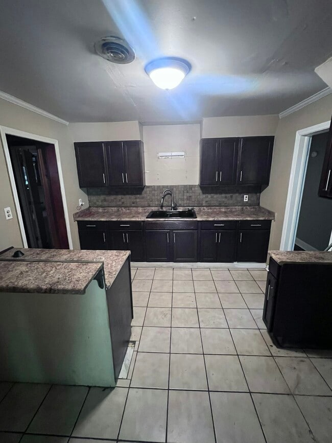 Building Photo - 2116 Highland Ct