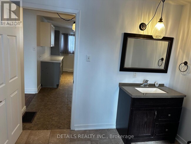 Photo du bâtiment - 733 St Isidore Rd