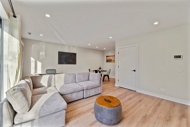 Foto del edificio - 7109 N Western Ave