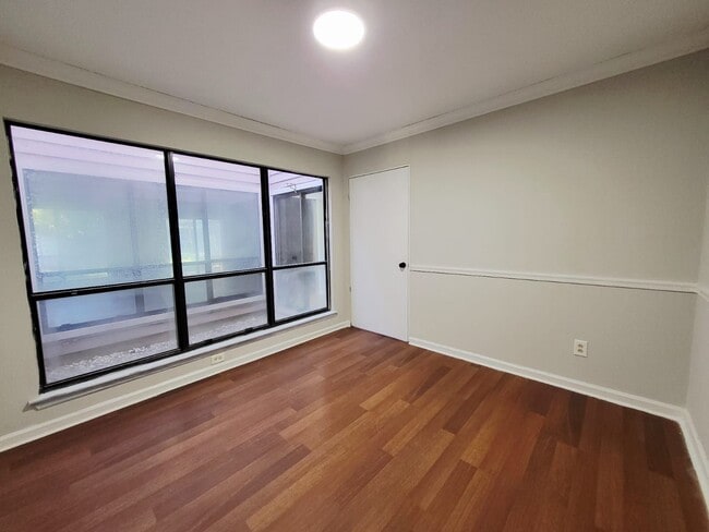 Foto del edificio - 4715 Cricklewood Ln