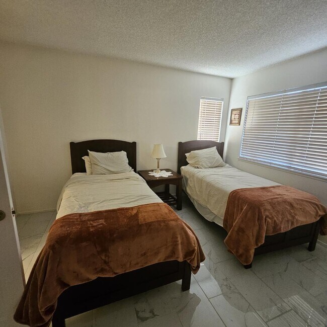 Building Photo - 2890 Summer Set Cir