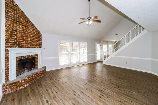 Foto del edificio - 8815 Chimneyrock Blvd.