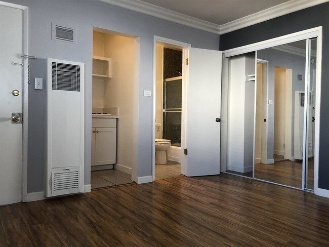 Building Photo - 240 S Reeves Dr