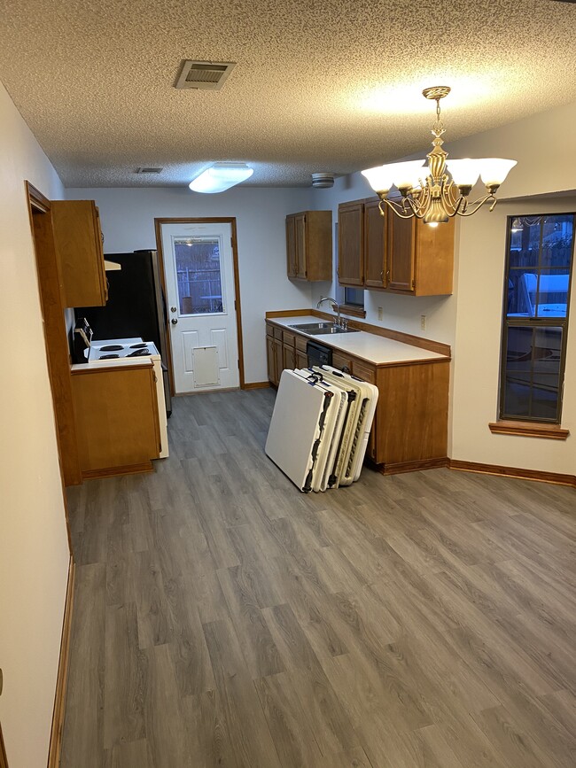 Building Photo - 213 Deer Run Dr