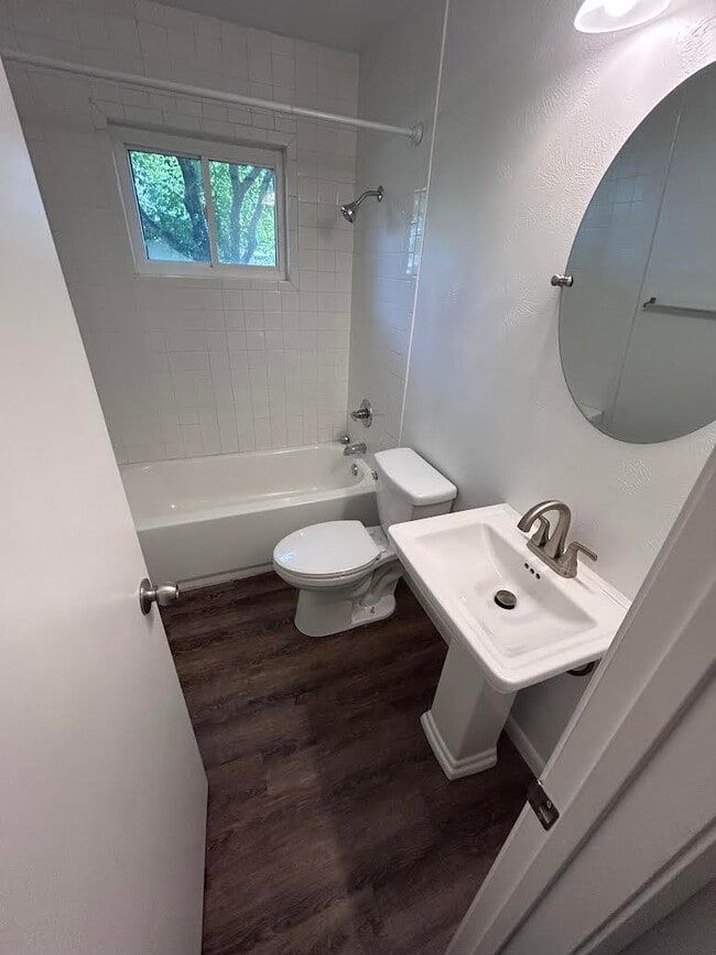 Foto del edificio - 704 Sunny Ln