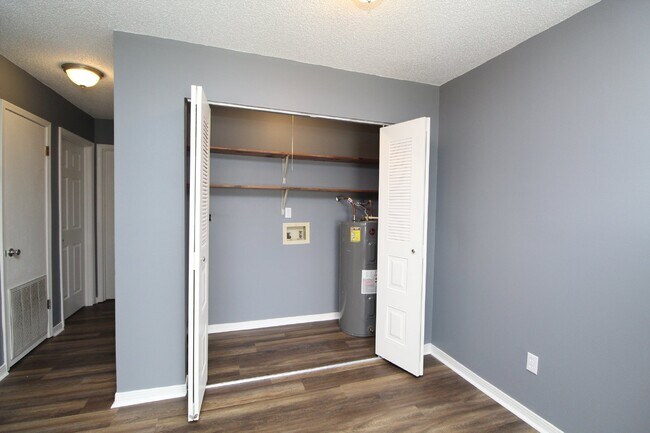 Building Photo - Updated 2BR/2BA North Pensacola Apartment with Wood-Look Flooring, Private Fenced Patio & Washer/...