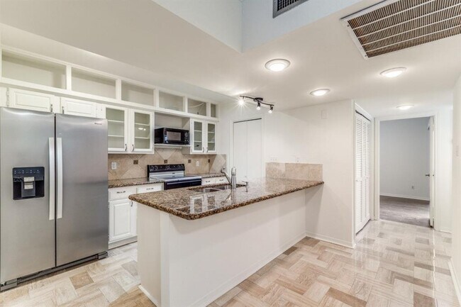 Building Photo - 952 Memorial Village Dr
