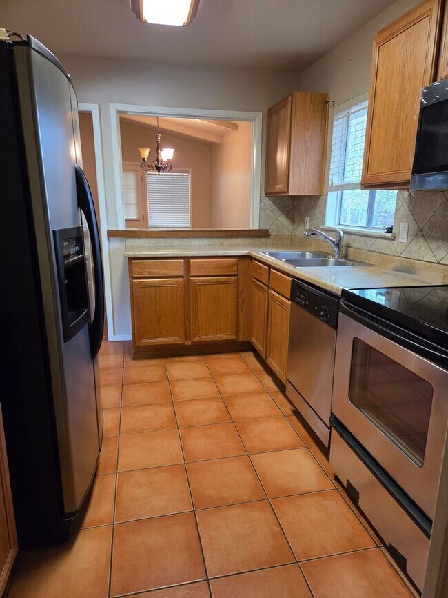 Building Photo - Spacious NE side single story home