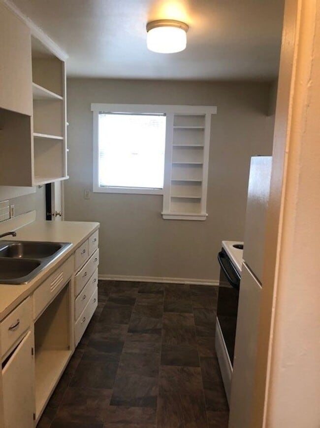 Building Photo - 3105 1/2-3105 Eastlake Ave E