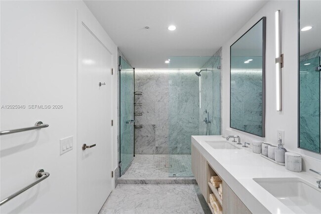 Foto del edificio - 9221 E Bay Harbor Dr