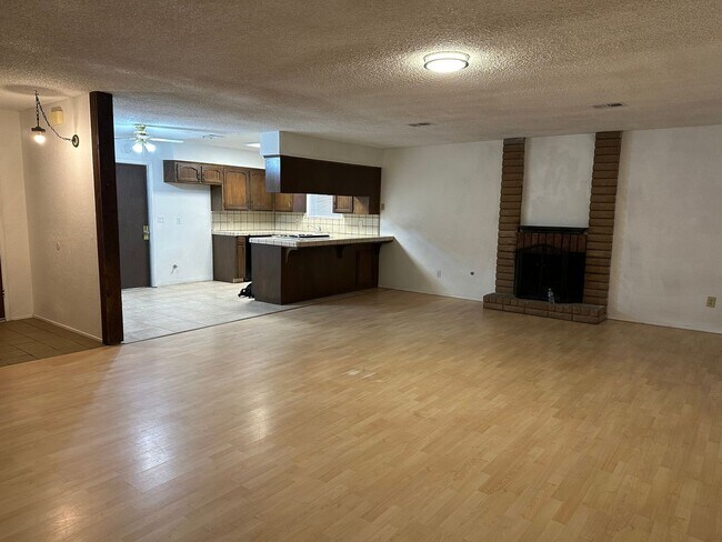 Foto del edificio - 3 Bedroom Single Family Home in Visalia