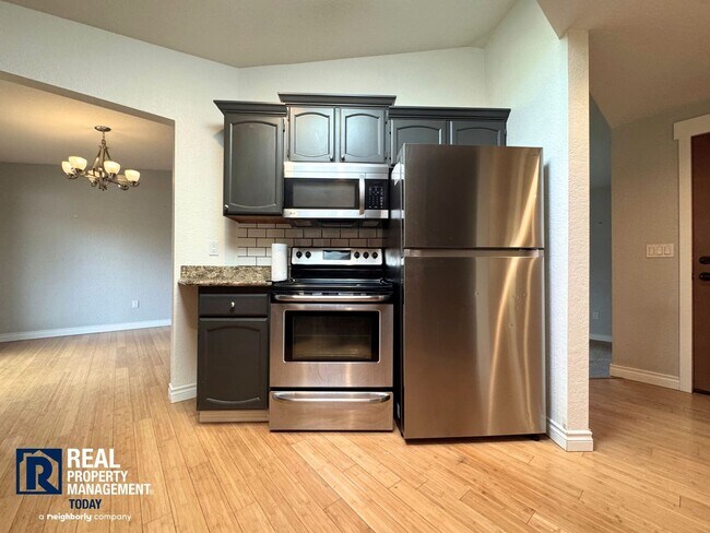 Foto del edificio - Charming 3-Bedroom Home with Fenced Yard & 2-Car Garage Near Downtown Puyallup!!