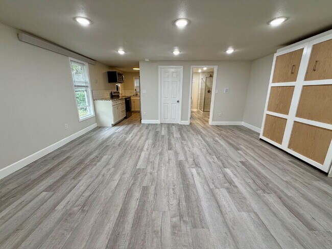 Building Photo - Large Updated Studio!