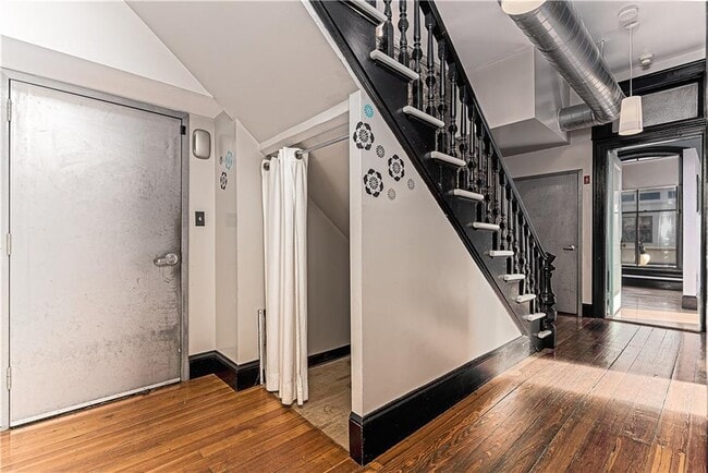 Building Photo - 114 Main St