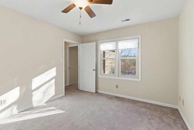 Foto del edificio - Spacious Townhome in Five Oaks!