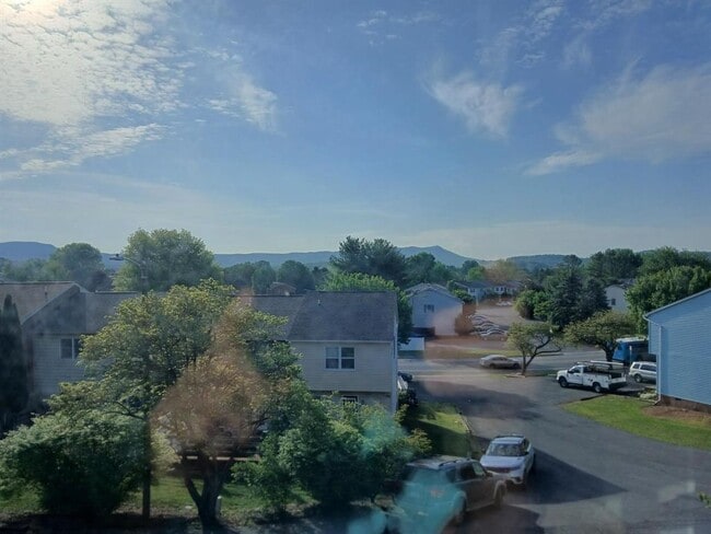 Building Photo - 832 Vine St