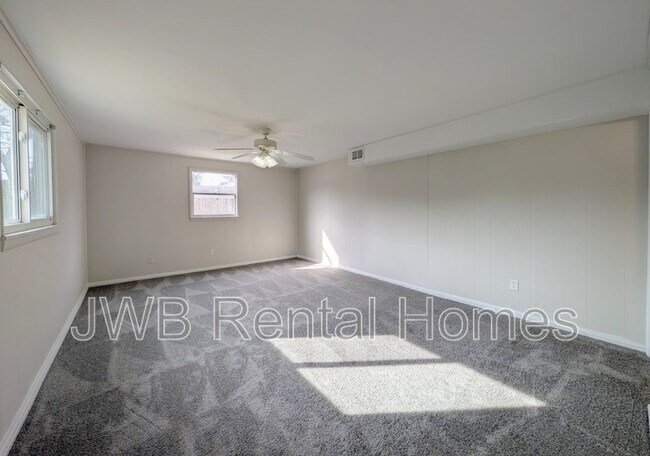 Building Photo - 3813 Eve Dr E