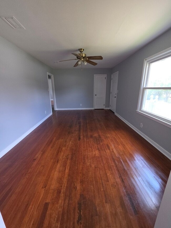 Building Photo - 3 Bedroom, 1 Bathroom Rental
