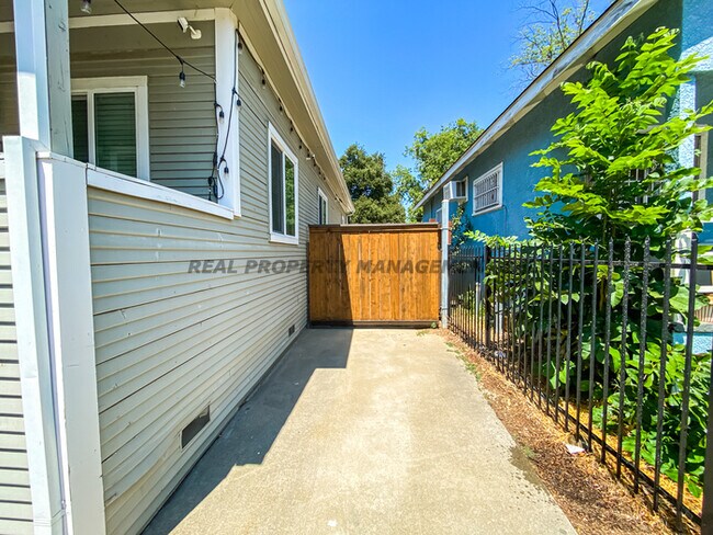 Building Photo - Spacious 3bed 2bath on a large lot