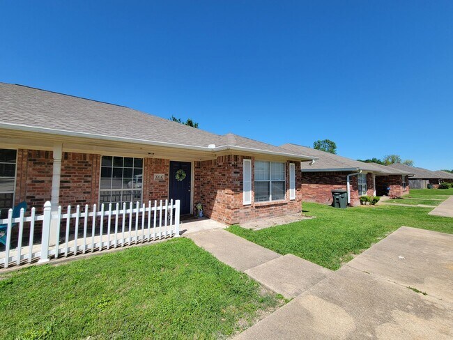 Foto del edificio - Bryan - 3 Bedroom / 2 Bath / Duplex / Fenced Yard.