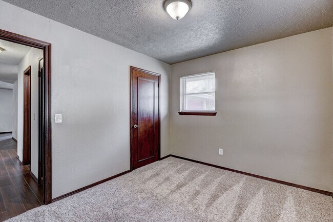 Foto del edificio - Available Now!