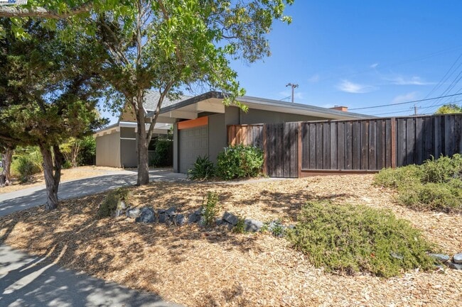 Building Photo - 3767 Gainsborough Dr