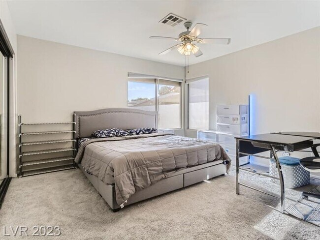 Foto del edificio - Gorgeous, spacious 1 story fully furnished...