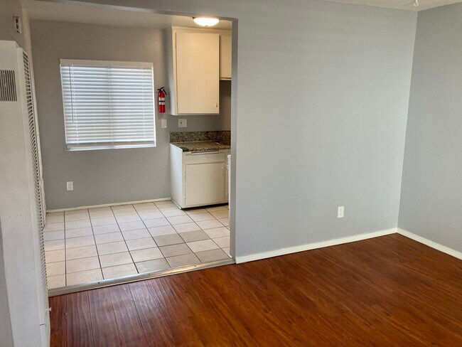 Building Photo - 609 W 7th St