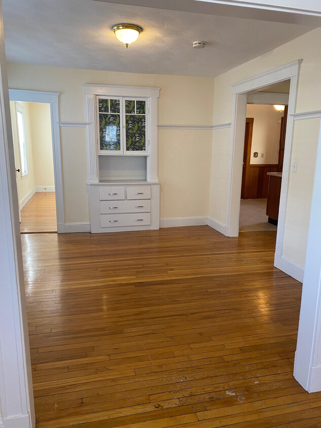 Open concept living/dining room - 282 Highland Ave