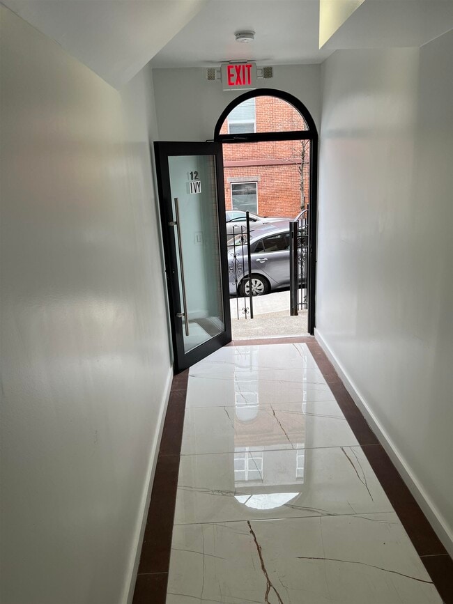 Foto del edificio - 12 Ivy Pl