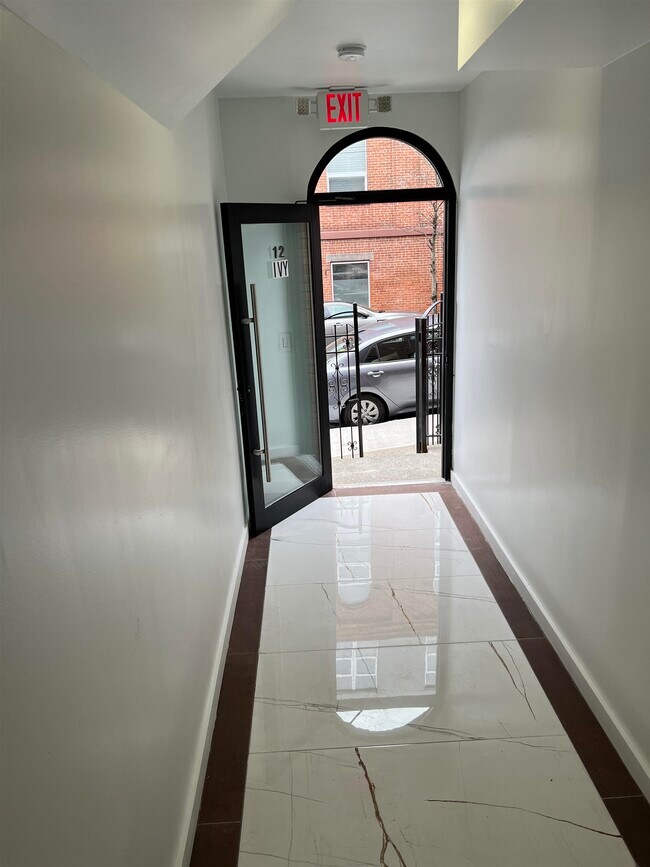 Foto del edificio - 12 Ivy Pl