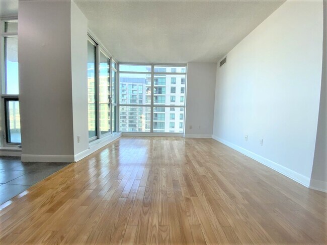 Photo du bâtiment - 225 Sherway Gardens Rd