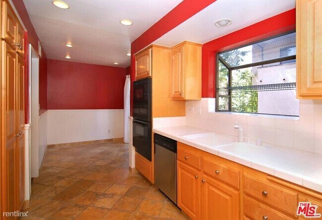 Foto del edificio - 21901 Burbank Blvd