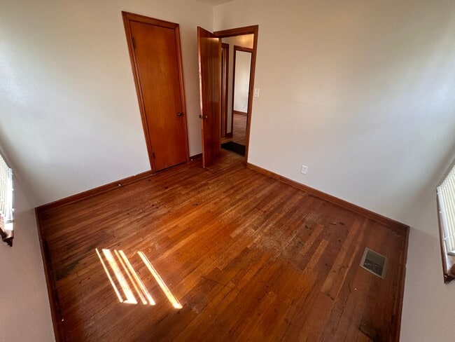 Building Photo - $950 - 3 bed 1 bath - Single Family Home