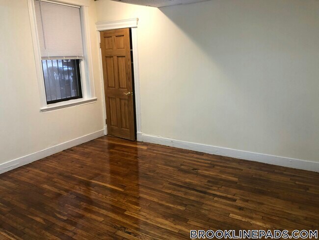 Building Photo - 364 Riverway