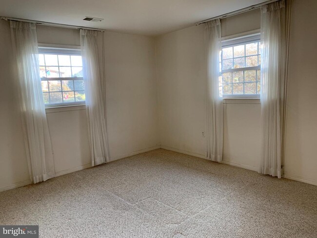 Building Photo - 12300 Delevan Dr