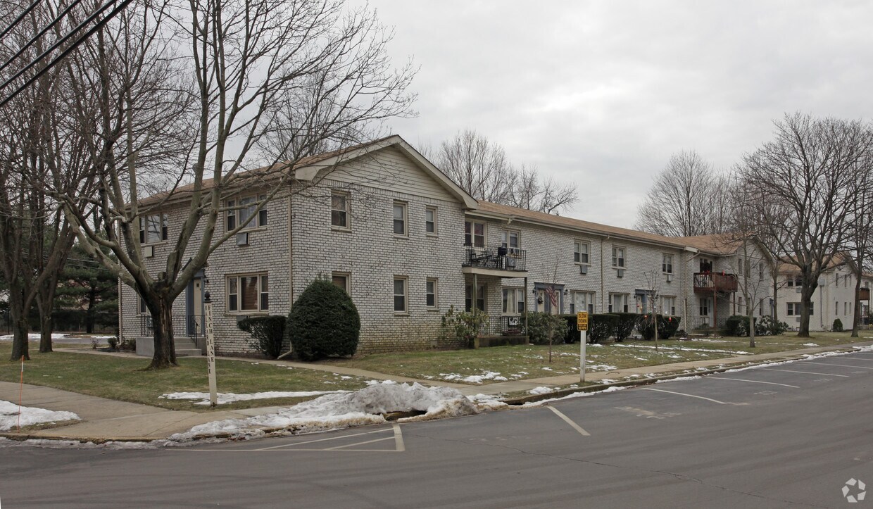 Woodlands Apartment Corporation 120 Cardinal Ln Islip, NY