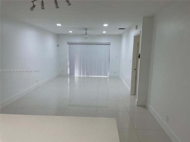 Foto del edificio - 454 Lakeview Dr