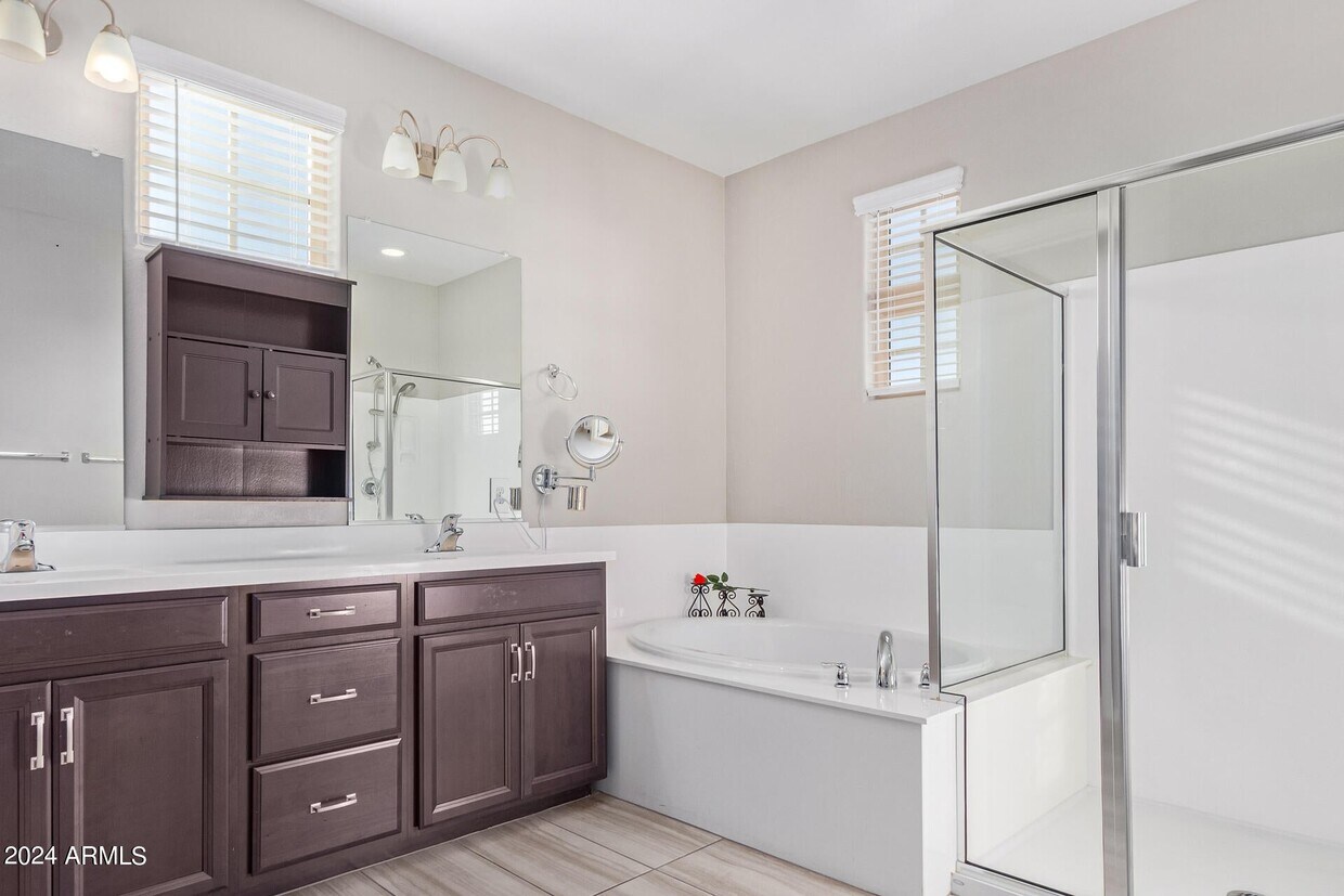Foto principal - 785 W Winchester Dr