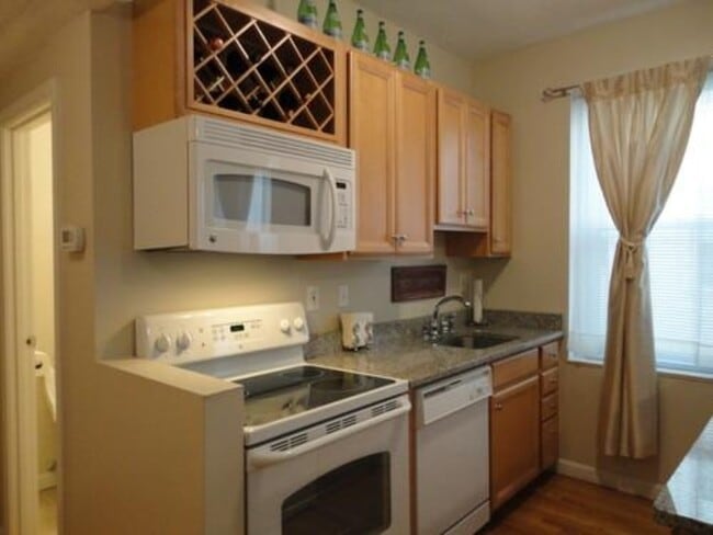Building Photo - Available 5/1 Studio right on Commonwealth...